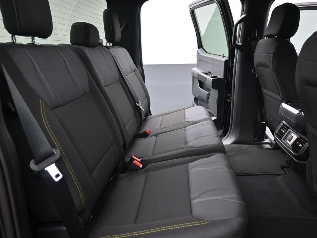 Vehicle image 17 of 32