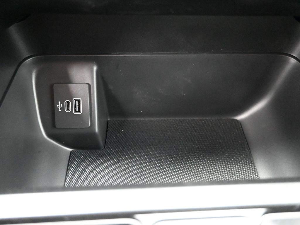 Vehicle image 30 of 32