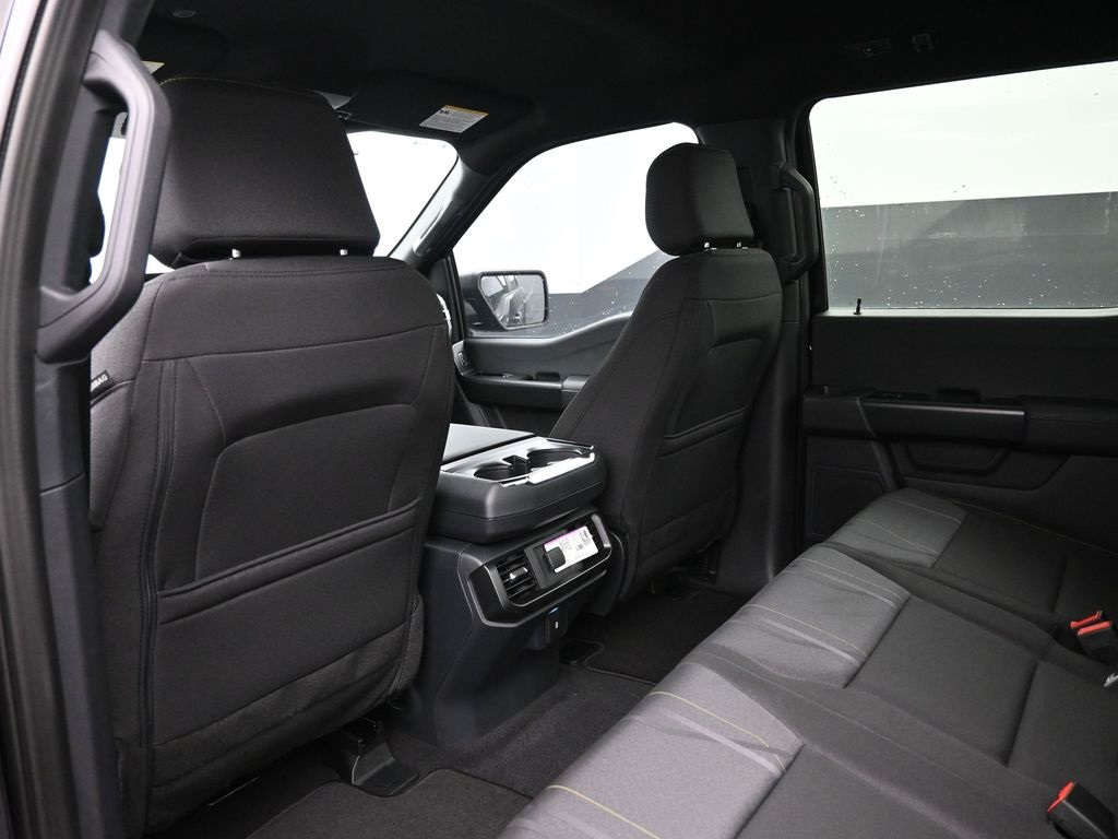 Vehicle image 11 of 32