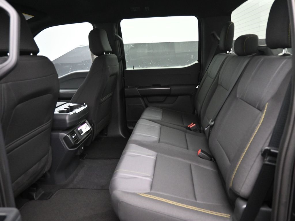 Vehicle image 28 of 32