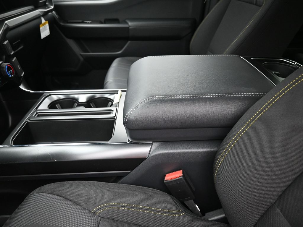 Vehicle image 25 of 32