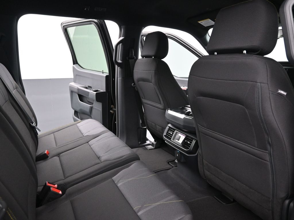 Vehicle image 18 of 32