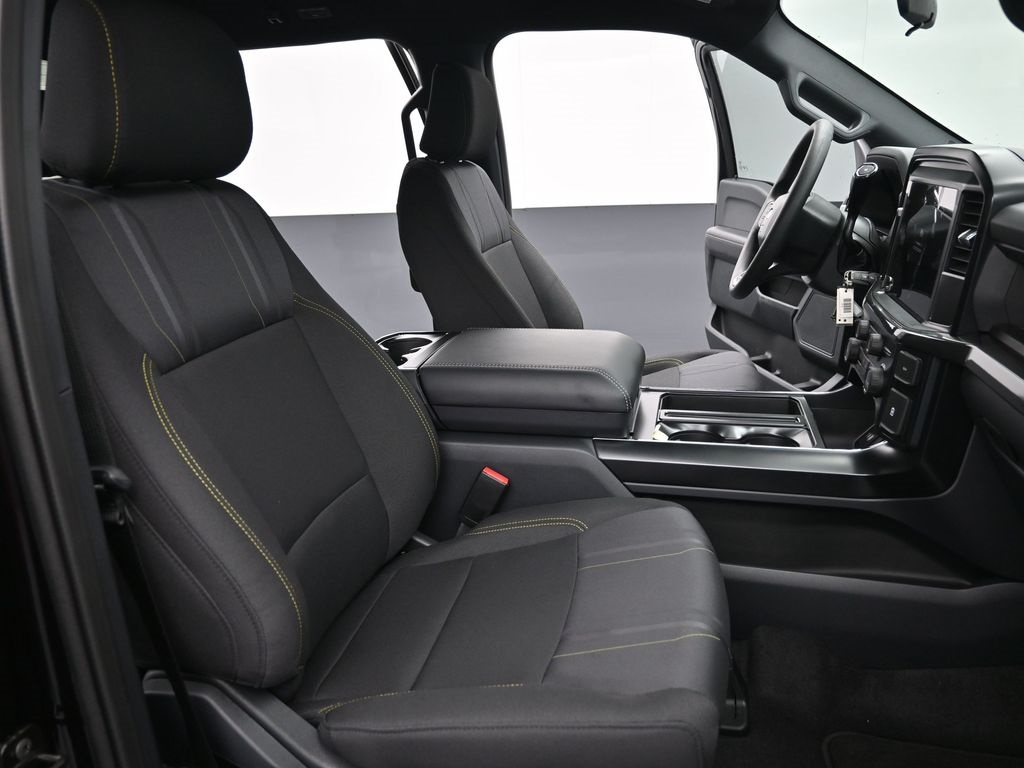 Vehicle image 29 of 32
