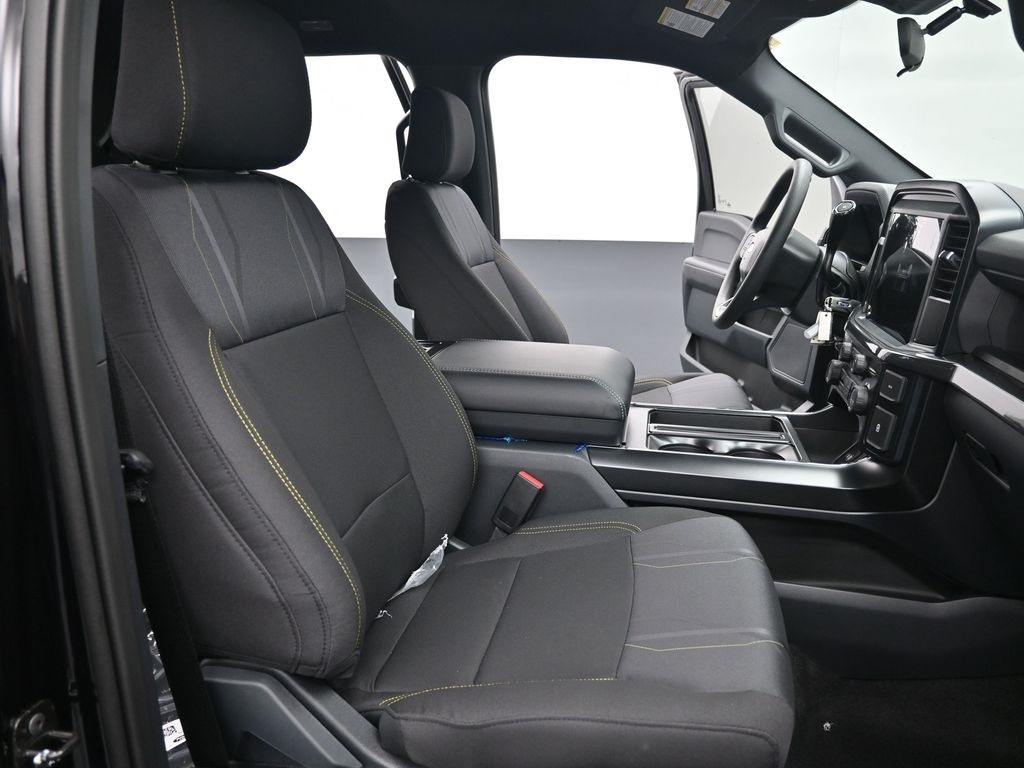 Vehicle image 28 of 33