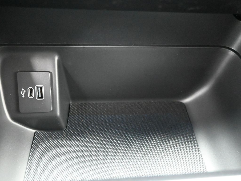 Vehicle image 31 of 33