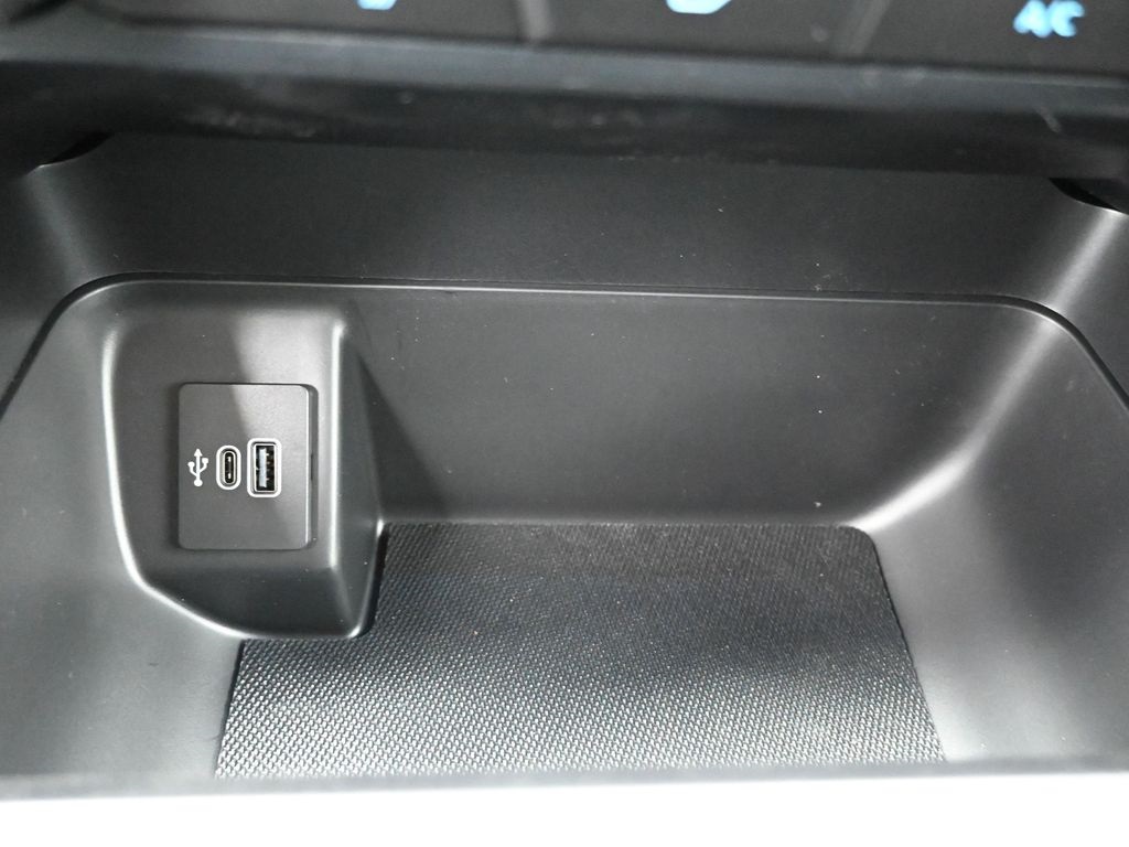Vehicle image 31 of 33