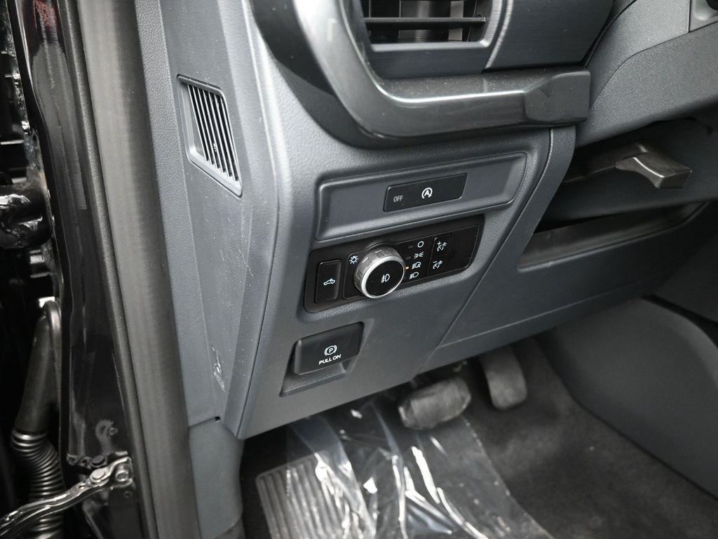 Vehicle image 18 of 33