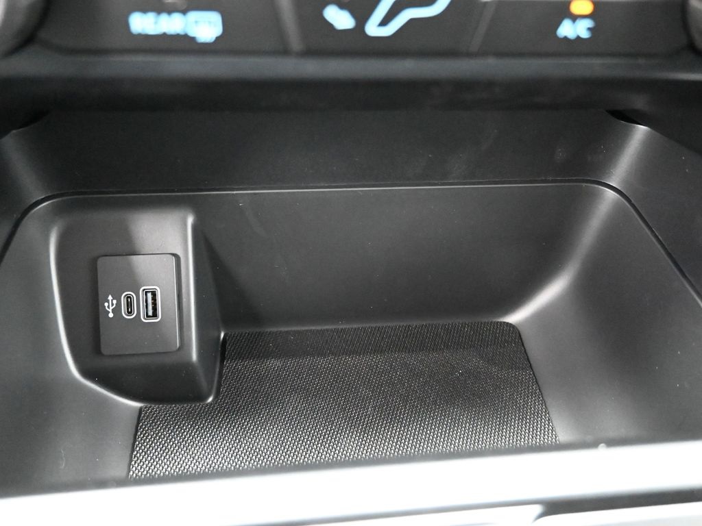 Vehicle image 31 of 33