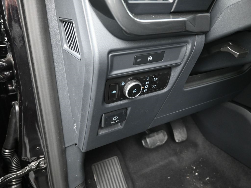 Vehicle image 19 of 33