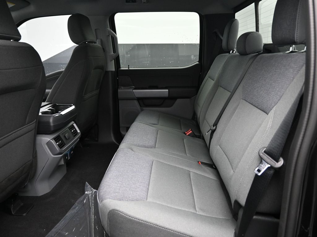 Vehicle image 28 of 32