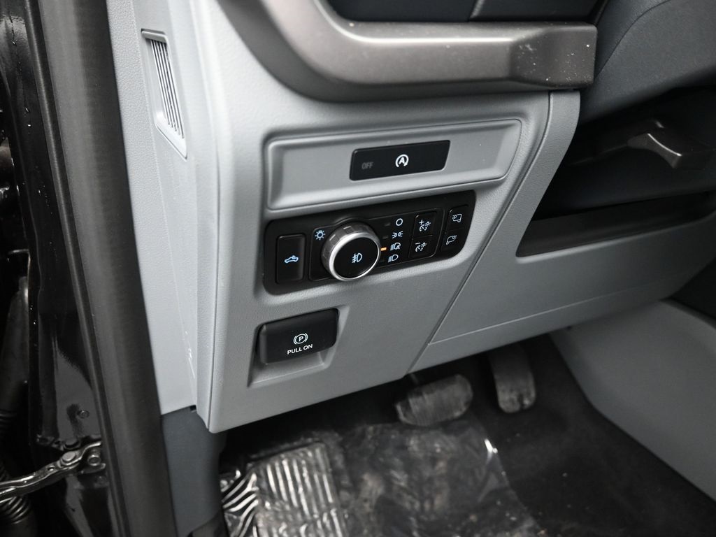 Vehicle image 19 of 32