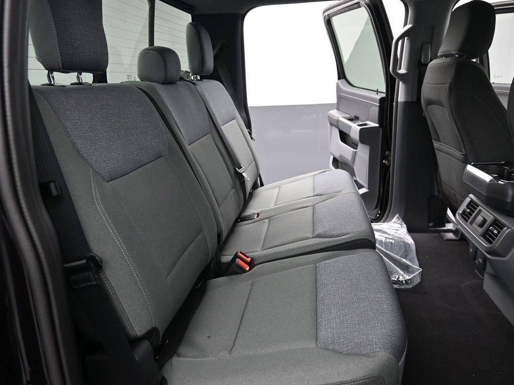 Vehicle image 17 of 32