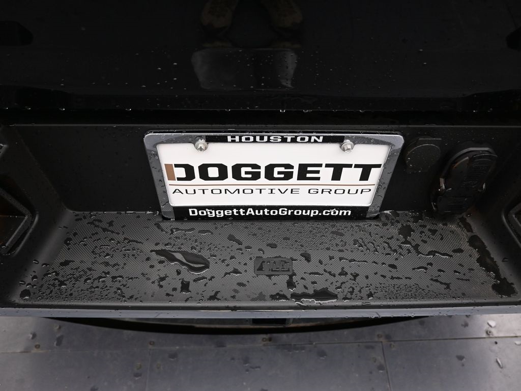 Vehicle image 26 of 32