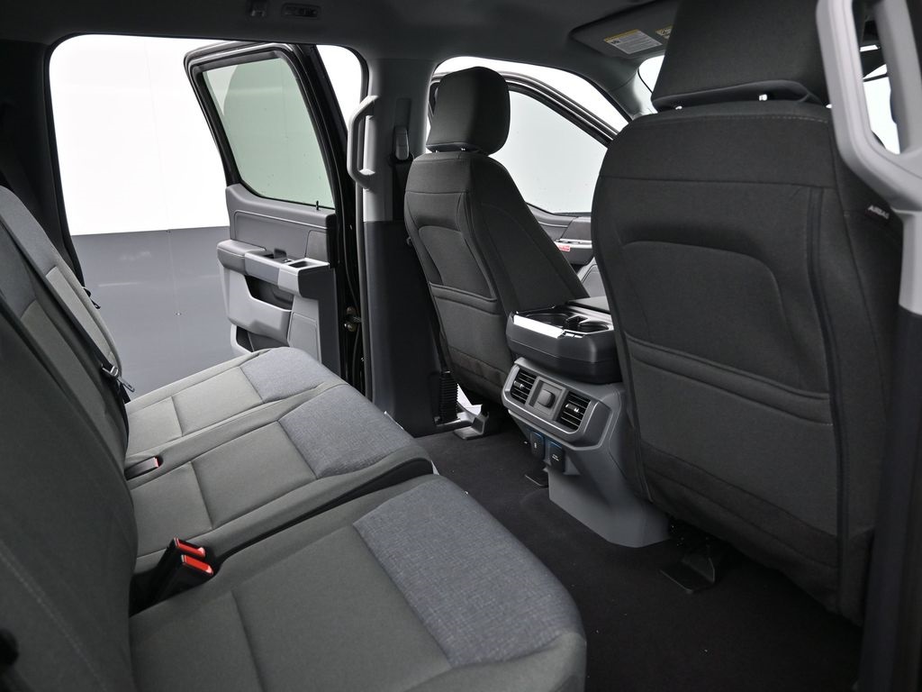 Vehicle image 18 of 32