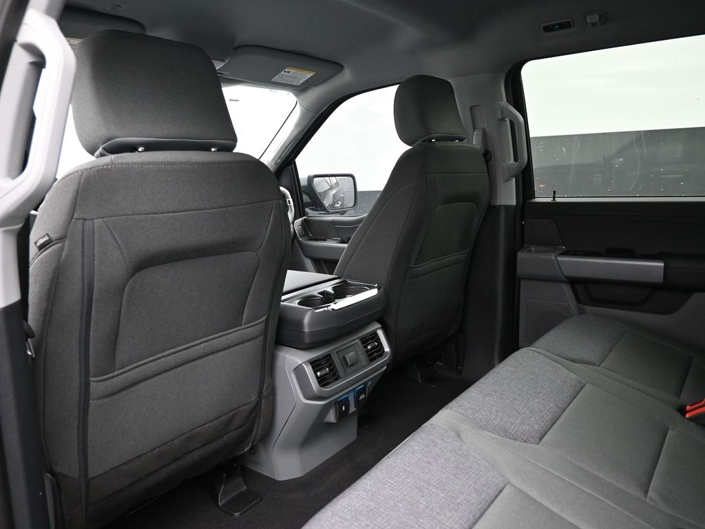 Vehicle image 11 of 32