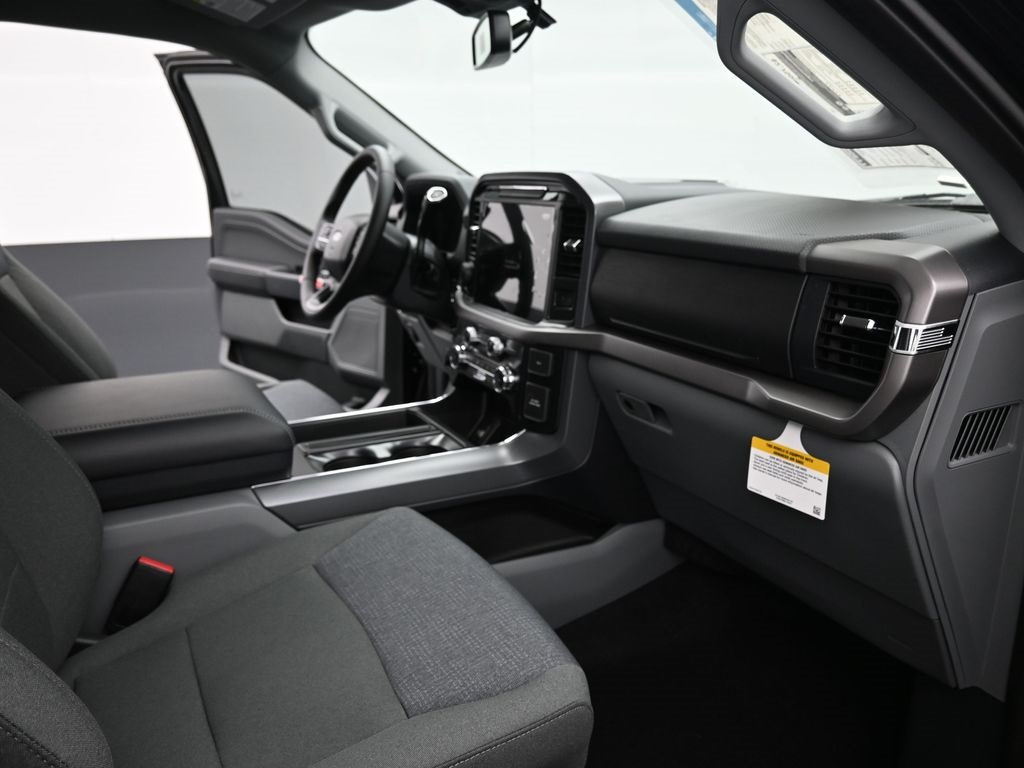 Vehicle image 27 of 32