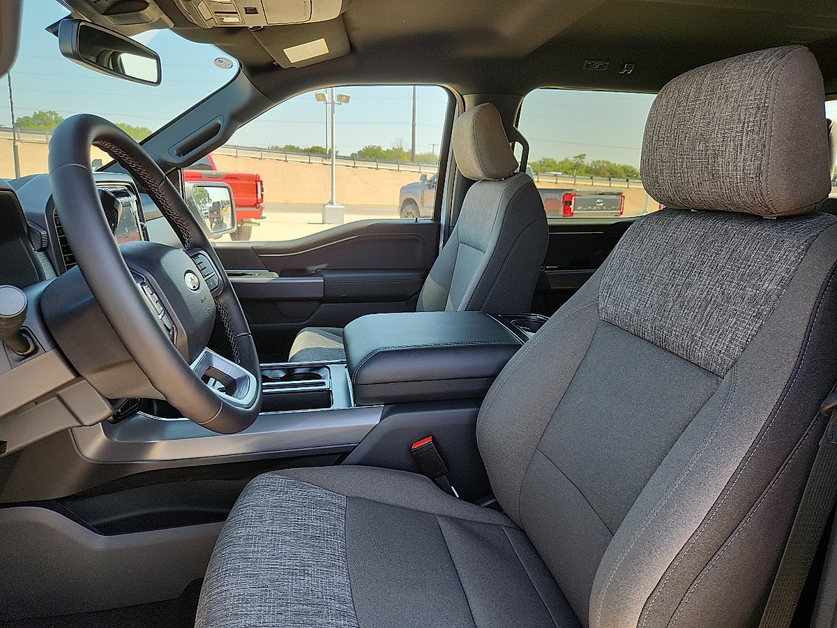 2025 Ford F-150 XLT Image 6 of 12