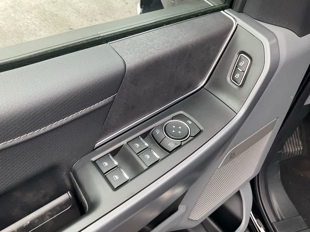 Vehicle image 18 of 28