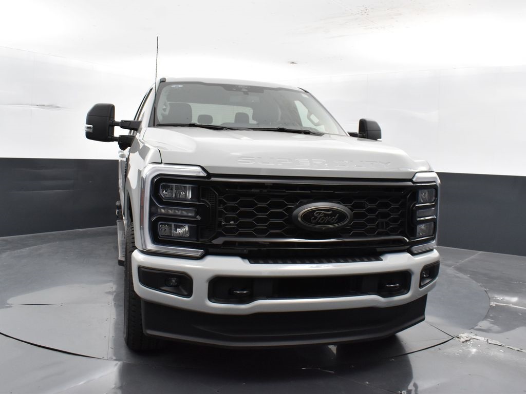 2025 Ford F-350 XLT Image 7 of 43