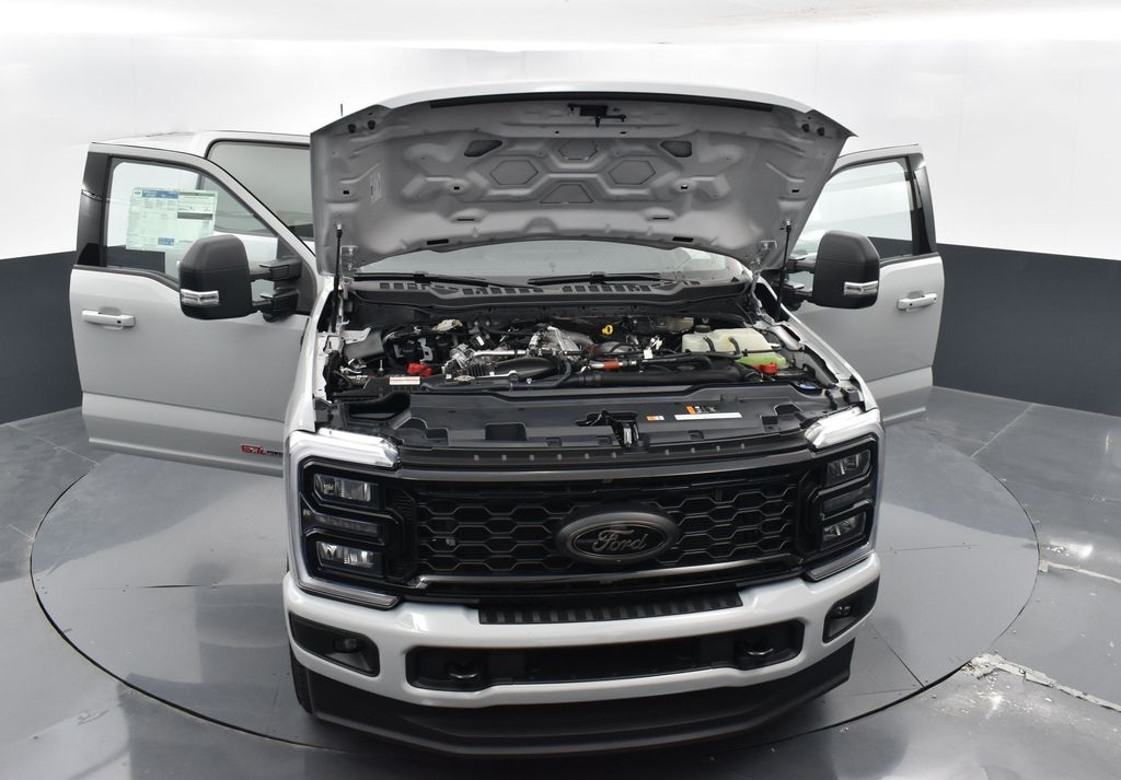 2025 Ford F-350 XLT Image 5 of 43