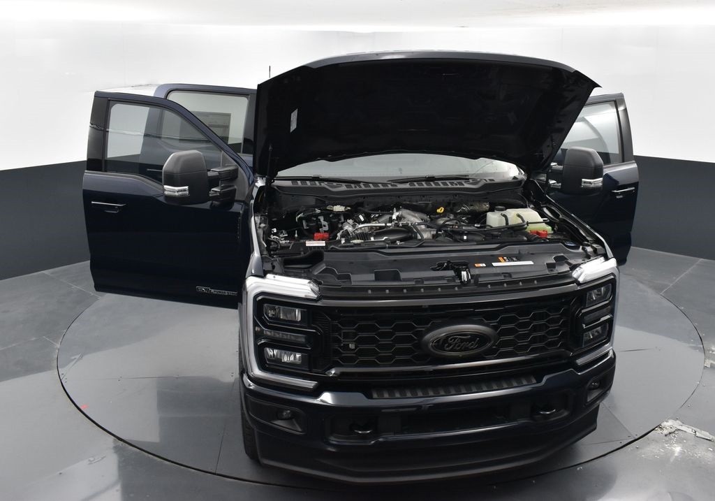 2025 Ford F-350 XLT Image 6 of 43