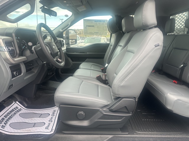 Vehicle image 32 of 48
