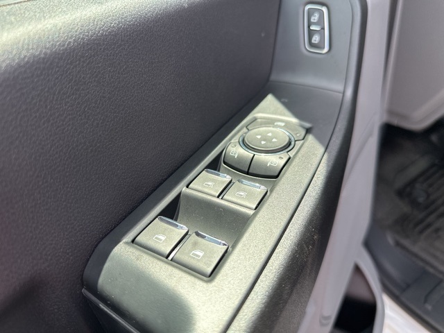 Vehicle image 17 of 44