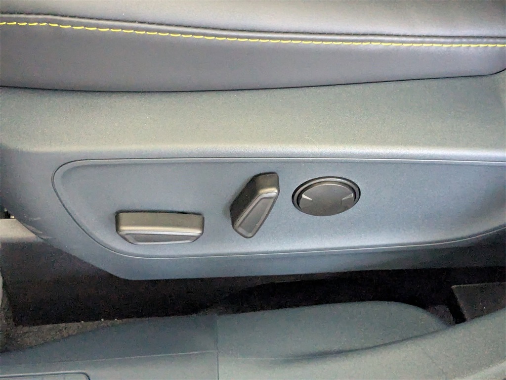 Vehicle image 13 of 24