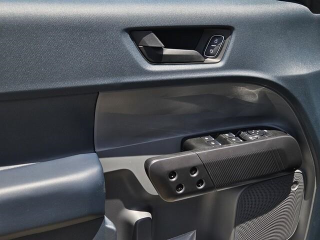 Vehicle image 18 of 21