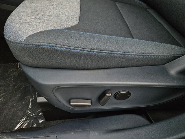 Vehicle image 13 of 21