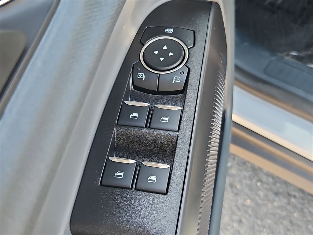 Vehicle image 27 of 33