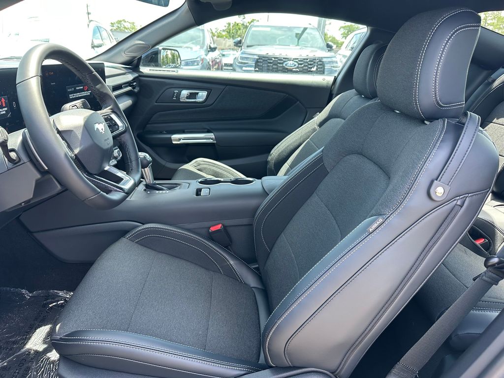 2025 Ford Mustang GT Image 26 of 57