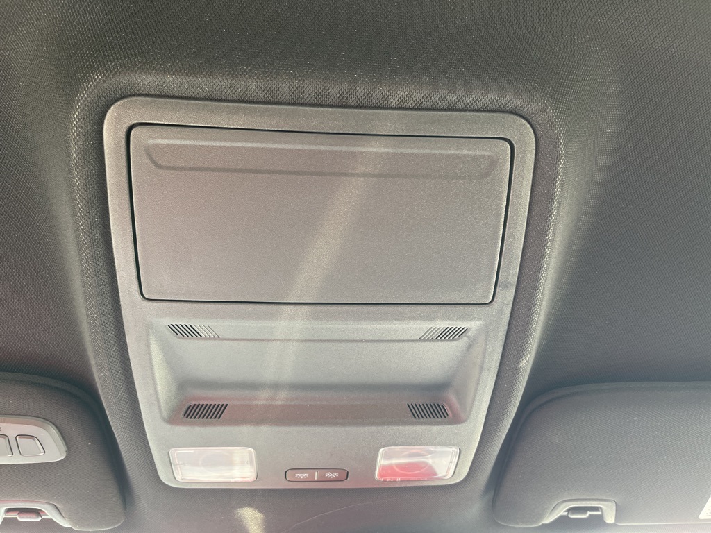 Vehicle image 28 of 32