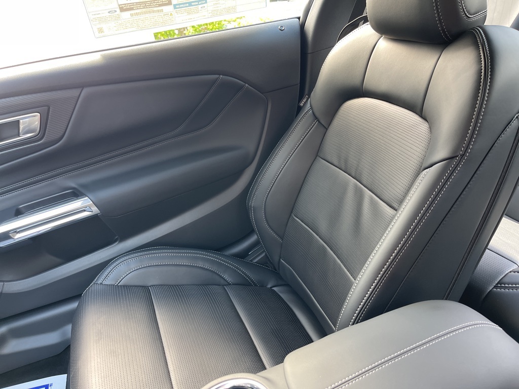 Vehicle image 26 of 32