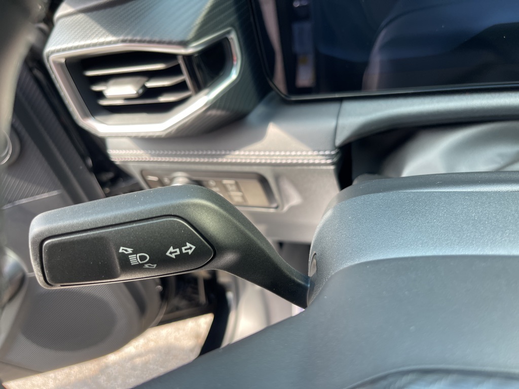 Vehicle image 18 of 32