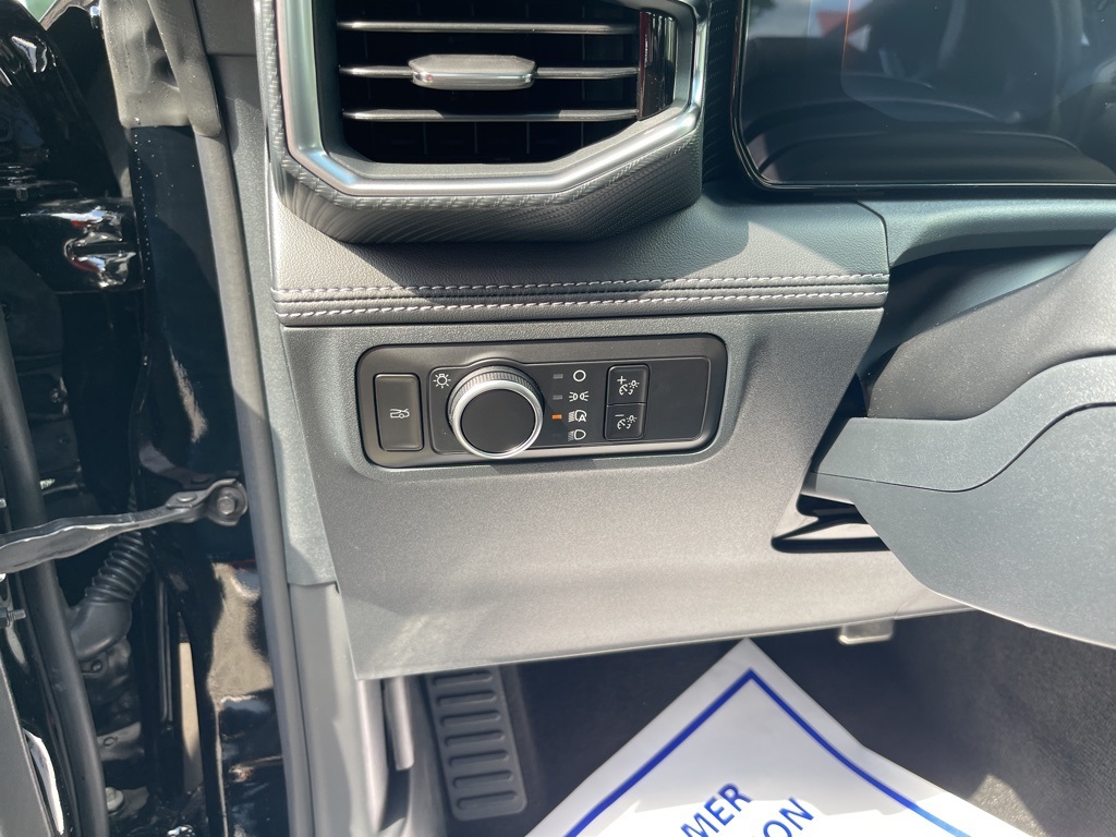 Vehicle image 14 of 32