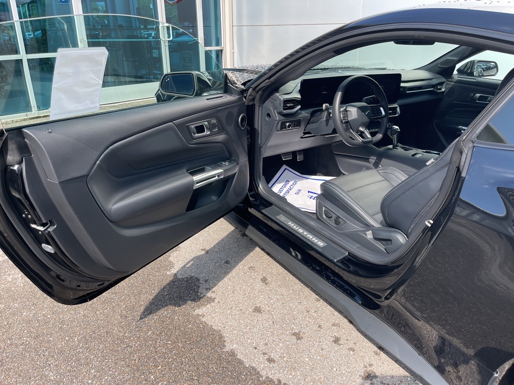 Vehicle image 10 of 32