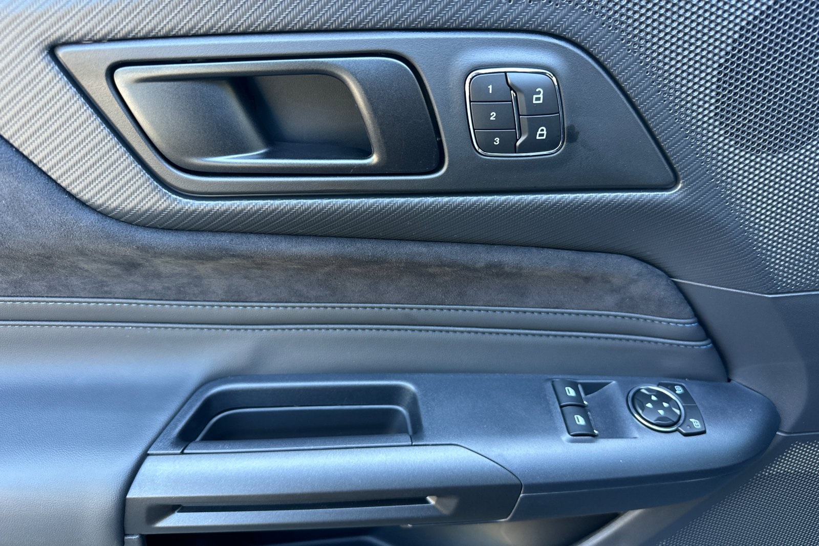 Vehicle image 25 of 31