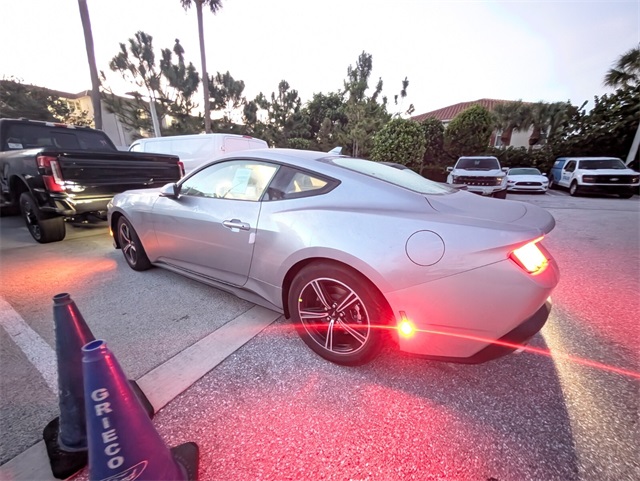 2025 Ford Mustang EcoBoost Image 5 of 9