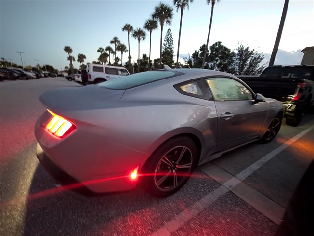 2025 Ford Mustang EcoBoost Image 4 of 9