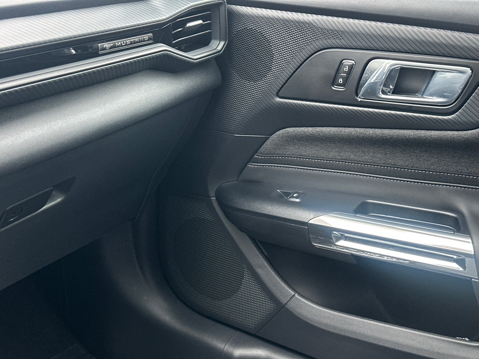 2025 Ford Mustang EcoBoost Image 15 of 29