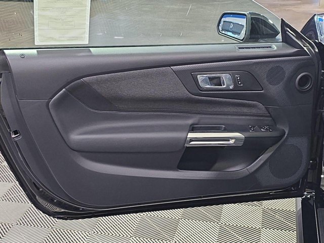 Vehicle image 21 of 32