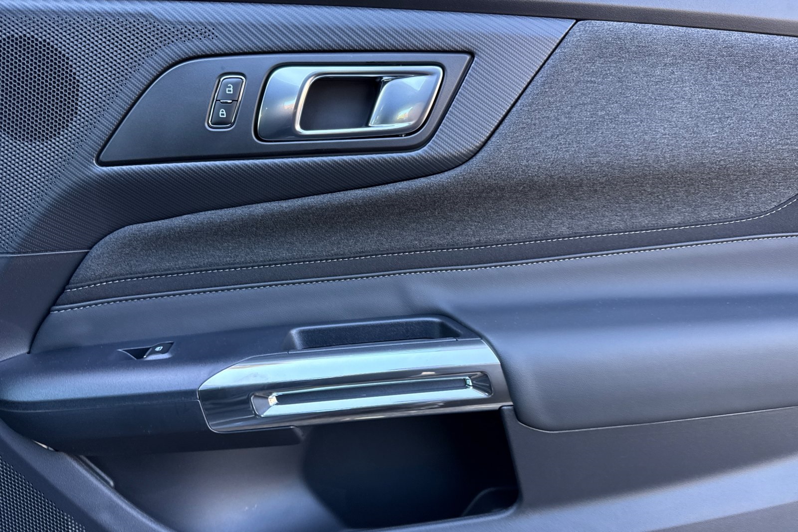 Vehicle image 23 of 30