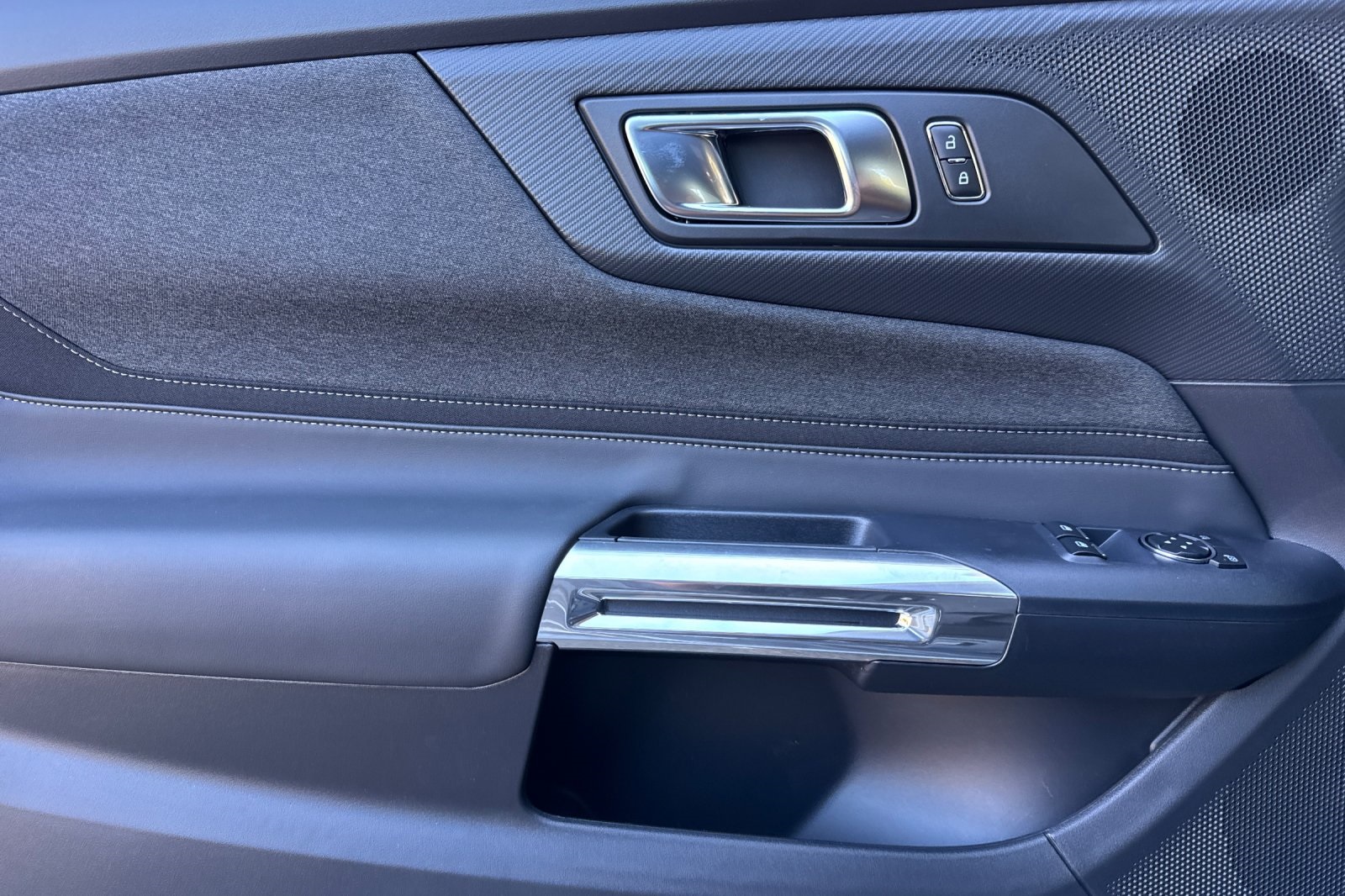 Vehicle image 24 of 30