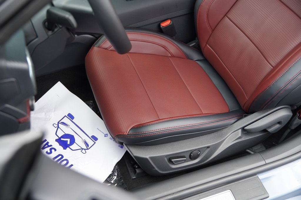 Vehicle image 8 of 18