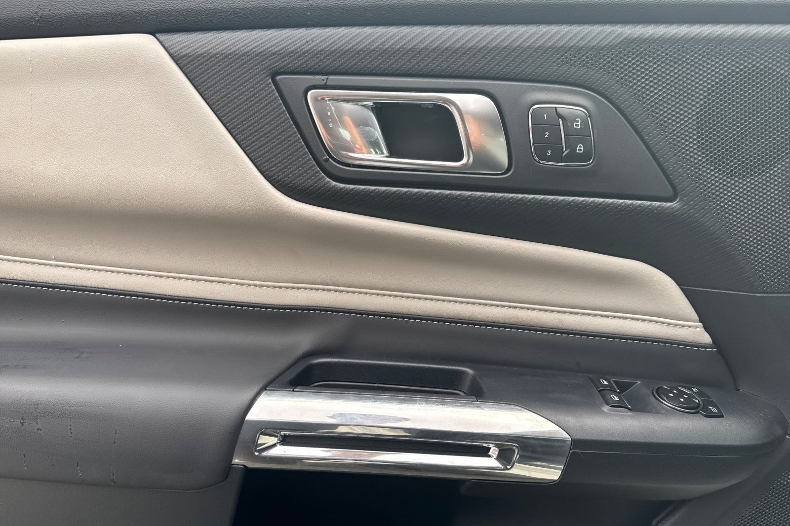 Vehicle image 10 of 33