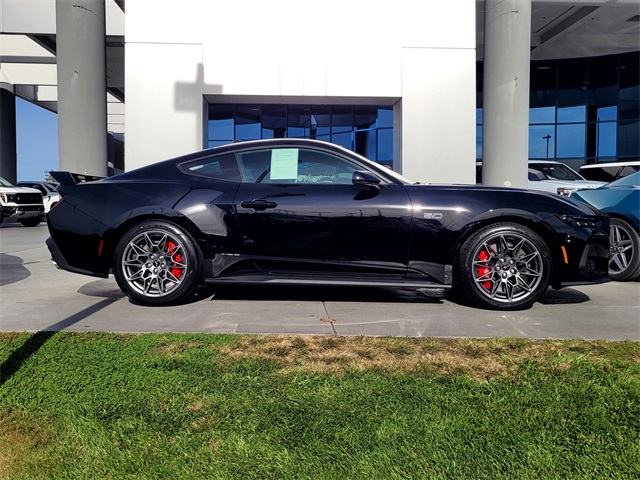 2025 Ford Mustang GT Image 2 of 10