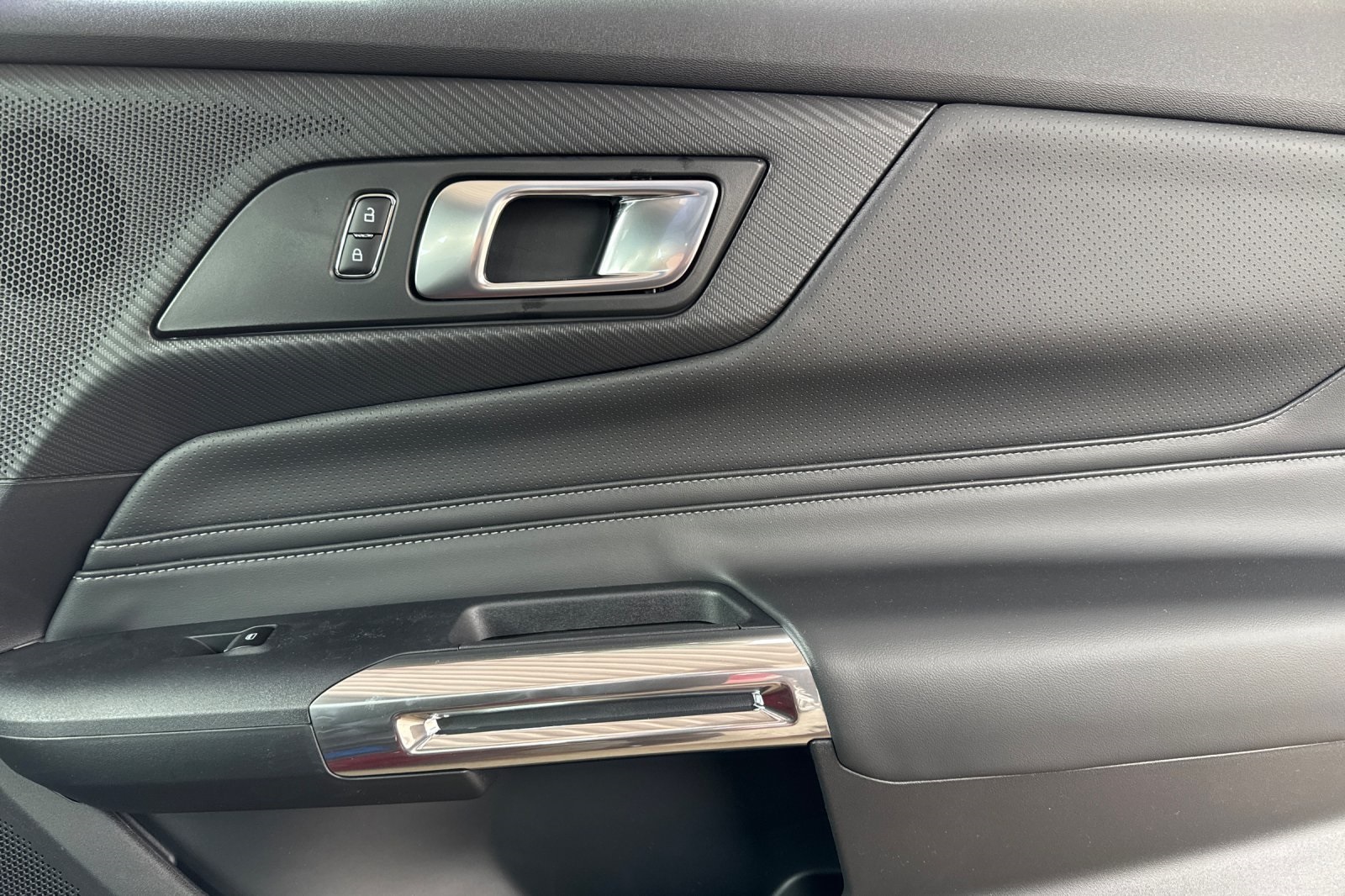 Vehicle image 18 of 32