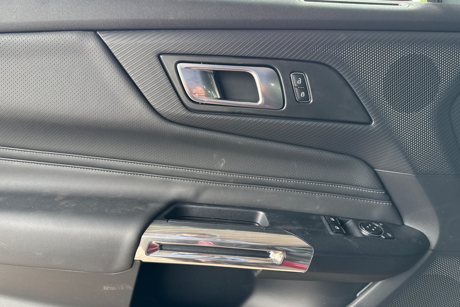 Vehicle image 10 of 32