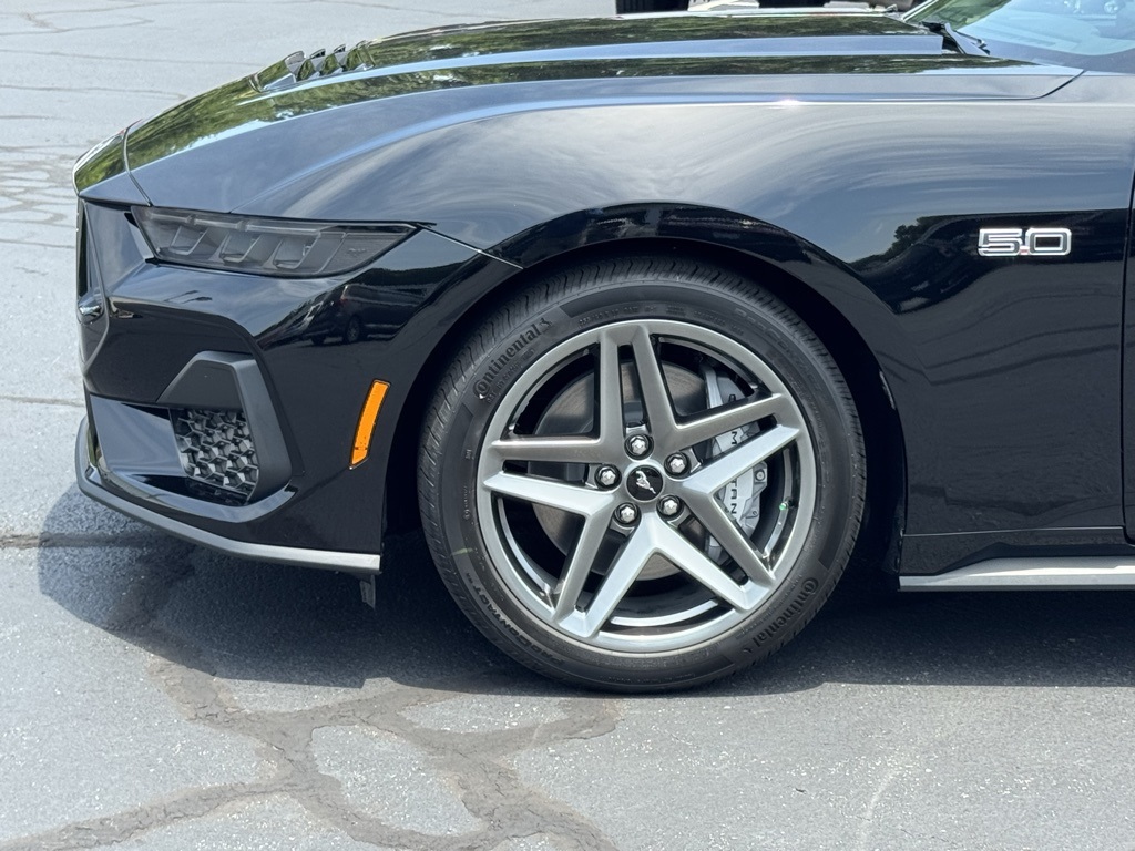 2025 Ford Mustang GT Image 8 of 32